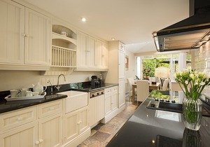 Stunning Seaview Home "Clontarf by The Sea"-3.5 miles from the city centre