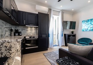 STYLISH, 2 BALCONIES, RENOVATED ON RUE ROSSETTI OLD TOWN 2BR/2BA