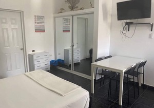 Suite 2: Deluxe Studio 1 Block to Beach