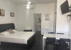 Suite 2: Deluxe Studio 1 Block to Beach