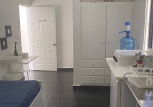 Suite 4: Standard One Bedroom 1 Block to Beach