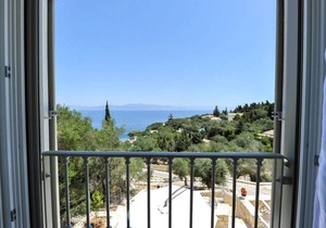 Sunny, Modern, Infinity Pool - walk to Gaios