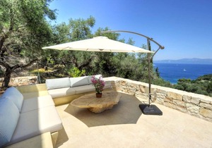 Sunny, Modern, Infinity Pool - walk to Gaios