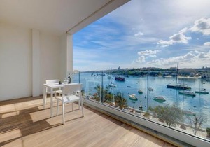 Superlative Apartment with Valletta and Harbour Views