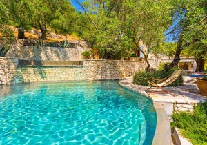 The Olive Press - Agni Bay: Large Private Pool, Walk to Beach, Sea Views, A/C