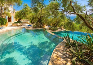 The Olive Press - Agni Bay: Large Private Pool, Walk to Beach, Sea Views, A/C