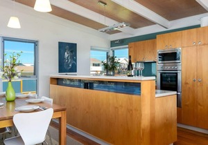 "The Tall House at Chiton Rocks" - Walk to the beach - Family friendly - Wifi
