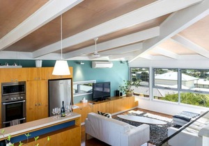 "The Tall House at Chiton Rocks" - Walk to the beach - Family friendly - Wifi