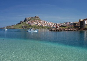 This apartment is located in a residential complex in front of the tourist port of Castelsardo, in S
