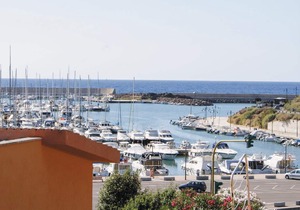 This apartment is located in a residential complex in front of the tourist port of Castelsardo, in S
