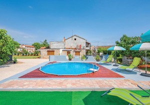 Two-Bedroom Apartment in Kastelir