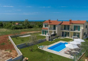 Villa with private pool in a quiet location with garden and grill