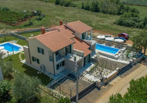 Villa with private pool in a quiet location with garden and grill