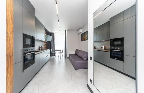 Darnyckyj Apartment | Апартаменти метро Вирлиця