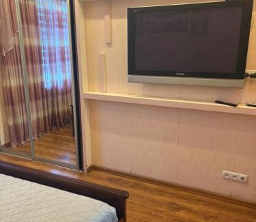 Kryvyi Rih Villa | Будинок повністю з вже ввімкненим опаленням і теплою підлогою на центральному проспекті,з вуличною зоною відпочинку з великим сучасним грилем, два санвузли, три великих Смарт TV, преміум підписки, ЗВІТНІ ДОКУМЕНТИ