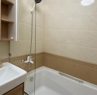 Almaty Apartment | Просторная и уютная квартира с панорамным витражом с видом на город, Центральный стадион, Театр и другие знаковые места Алматы