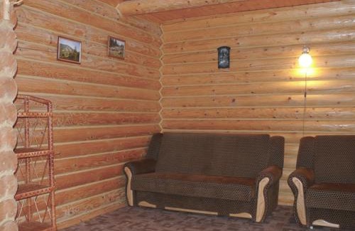 Slavske Cabin | Троє поросят