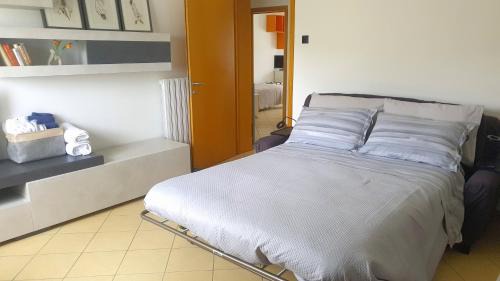 Imola Apartment | ᑢᗩSᗩ ᘻᗩᖴᗩᒪᗪᗩ zona stazione - centro con parcheggio interno