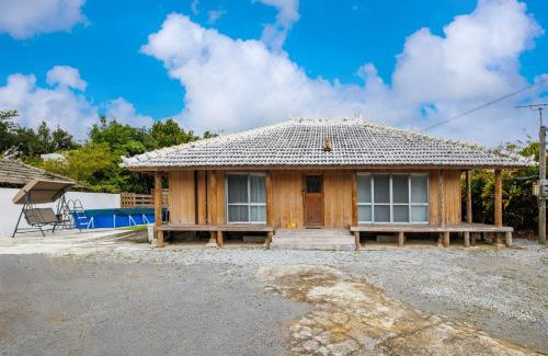 Yohena Villa | サウナでととのうpono 118は古宇利島から車で10分でお庭付き一棟貸