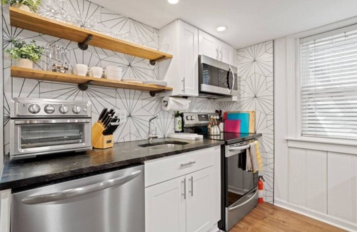 Radnor - Fort Myer Heights Apartment | 1 BDRM Beaut-5 min walk to Metro/10 min from DC