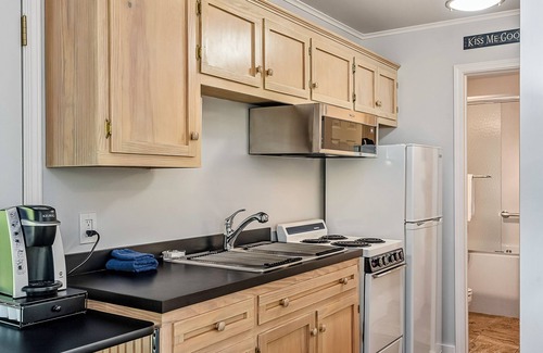 Eureka Springs Historic District Cabin | 1 Bedroom Cabin In The Woods, Covered Porch, Jacuzzi, Kitchen & Hot Tub!