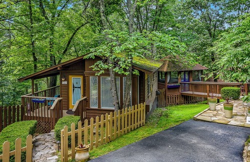 Eureka Springs Historic District Cabin | 1 Bedroom Cabin In The Woods, Covered Porch, Jacuzzi, Kitchen & Hot Tub!