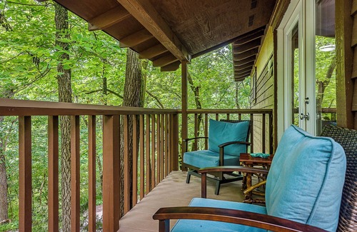 Eureka Springs Historic District Cabin | 1 Bedroom Cabin In The Woods, Covered Porch, Jacuzzi, Kitchen & Hot Tub!
