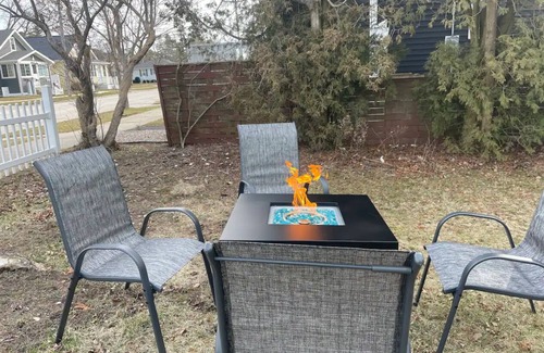 Two Rivers House | 1 Block to the Beach! Firepit, 2 Bikes, Sleeps 4