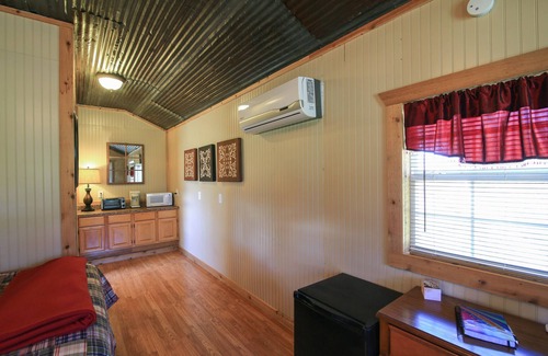 Kerrville Cabin | 1 Room Cabin getaway, quiet country views, wildlife, pet friendly