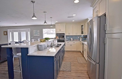 Ortona Park House | 10 minute WALK to the BEACH - Renovated!