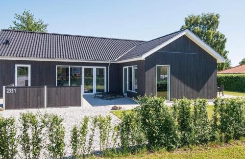 Pøt Strandby House | 10 person holiday home in Juelsminde