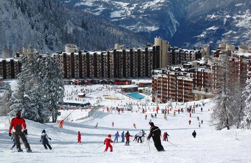 Macot-la-Plagne Apartment | 100m from ski slopes, 9th floor, view ski slopes, swimming pool, balcony, tv, ski locker, 35m²