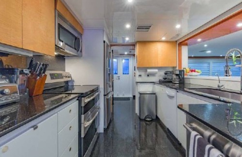 Exuma Boat Rental | 105 ft Expedition Trawler with Hot Tub