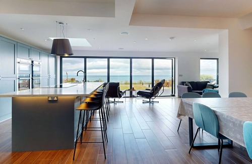 Penrhyn Bay Cottage | 105 The Beach House - Six Bedroom Cottage, Sleeps 12