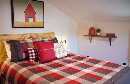 Snowflake Hotel | #11 Rustic Room in Historic Inn, Red Roost
