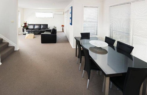Charlestown Apartment | 110 m² Apartment ∙ 3 bedrooms ∙ 7 guests