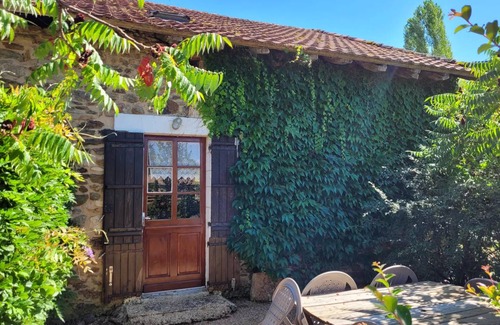 Saint-Saud-Lacoussiere House | 115 m² House ∙ 3 bedrooms ∙ 6 guests