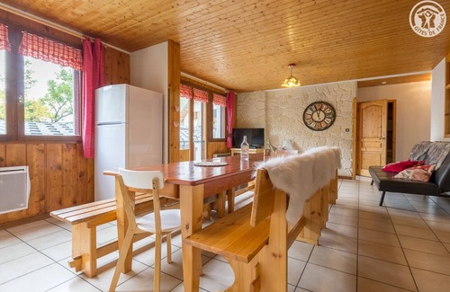Saint-Sorlin-d'Arves Apartment | 12-person apartment, quiet 100 metres from the slopes, ski store on site