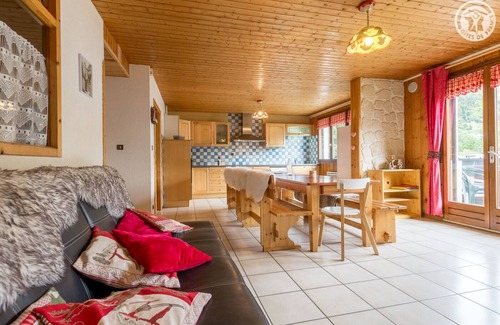 Saint-Sorlin-d'Arves Apartment | 12-person apartment, quiet 100 metres from the slopes, ski store on site