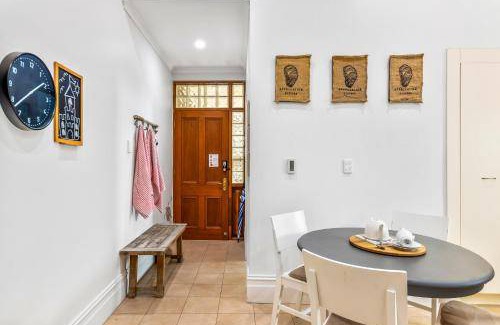 Henley Beach House | 120 m² House ∙ 1 bedroom ∙ 2 guests