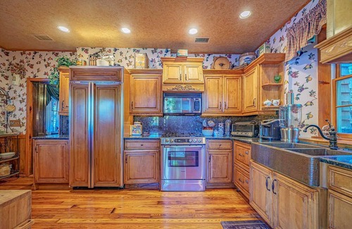 Highland House | 13k Sq Ft Family Compound Around Pvt 37-Acre Lake - 164 Acre Retreat
