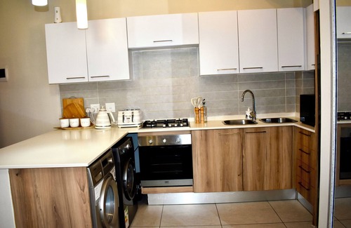 Greater Johannesburg Metropolitan Area Apartment | 15 minutes to all Johannesburg heart travels - OR Tambo Airport, cozy 1 bedroom.