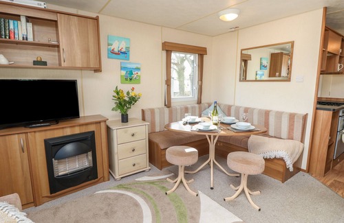 Cowes Cottage | 15 ROSEWOOD, pet friendly, with pool in Northwood, Isle Of Wight
