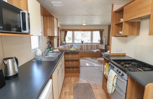 Cowes Cottage | 15 ROSEWOOD, pet friendly, with pool in Northwood, Isle Of Wight
