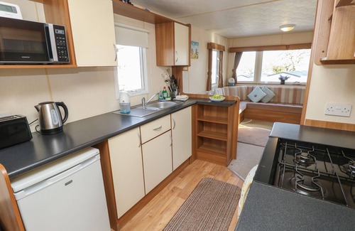 Cowes Cottage | 15 ROSEWOOD, pet friendly, with pool in Northwood, Isle Of Wight