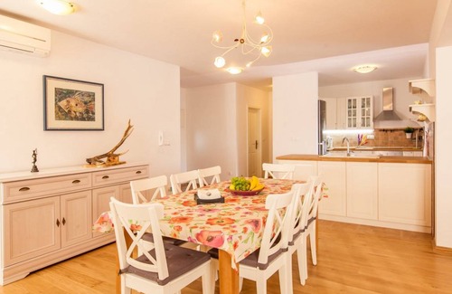 Vrh House | 150 m² House ∙ 3 bedrooms ∙ 8 guests