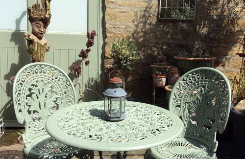 Skipton Cottage | 1855 Wash house conversion to inner city Cottage studio