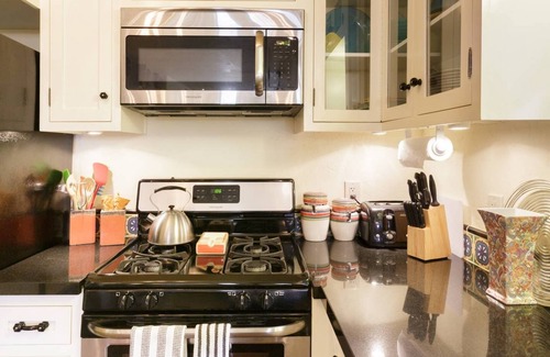 Park West Apartment | 1920 Carriage House with Backyard Patio