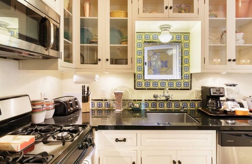 Park West Apartment | 1920 Carriage House with Backyard Patio