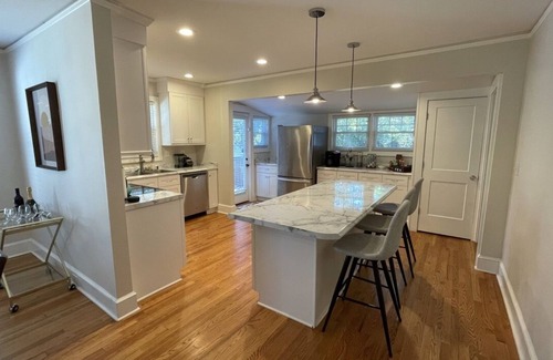 Sans Souci House | 1920s Bungalow with private garden, close to downtown